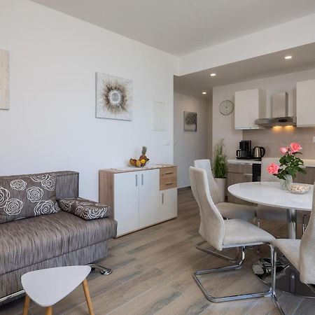 Apartments 20 Meters From The Beach Jesenice  Esterno foto