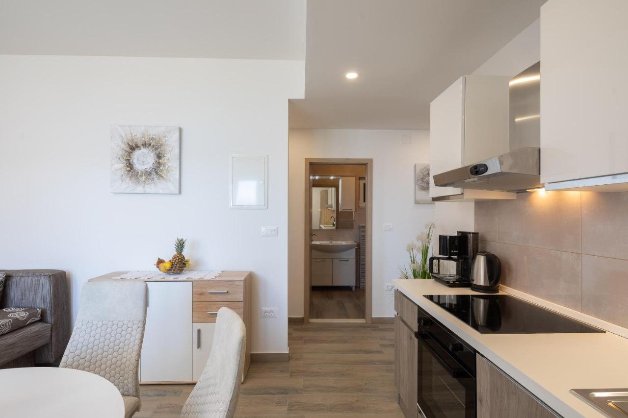 Apartments 20 Meters From The Beach Jesenice  Esterno foto